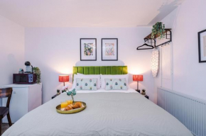 Victoria Park Studio 10 - Self Contained, 5 Mins Walk To Train Station & Town Centre, Free Parking